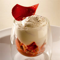 Verrine de fraises au poivre de Sarawak et crème chantilly à l'eau de rose
