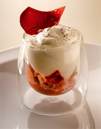 Verrine de fraises au poivre de Sarawak et crème chantilly à l'eau de rose  Verrine de fraises au poivre de Sarawak et crème chantilly à l'eau de rose